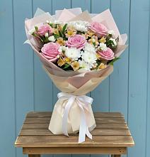 Букет цветов из:  Гвоздики, Орхидеи и Розы в Колобово