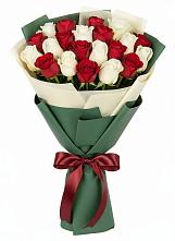 Букет Микс из красных и белых роз в Колобово