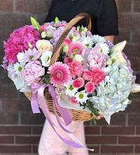 Композиция солнечный день в Колобово Цветочная композиция из Розы, Хризантемы, Пионы и Лизиантусы в корзине в Колобово
