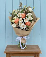 Букет цветов из:  Альстромерии, Лизиантусы, Розы и Хризантемы в Колобово