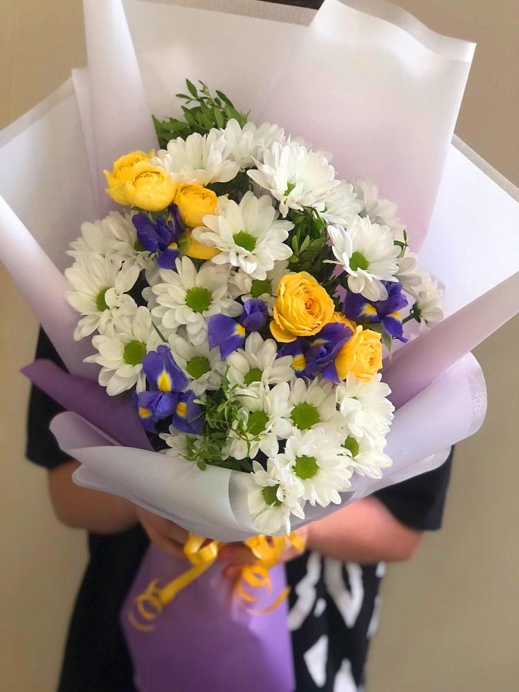 Букет цветов из: Ирисы, Хризантемы и Розы в Колобово
