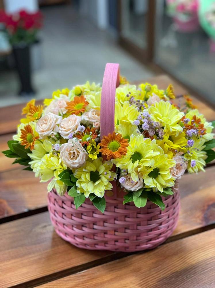 Цветочная композиция из Хризантемы и Розы в корзине в Колобово