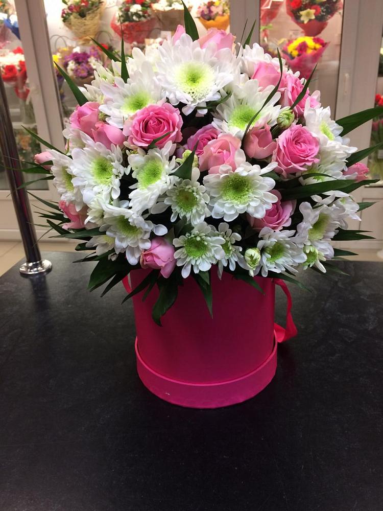 Цветочная композиция из Розы и Хризантемы в шляпной коробке в Колобово