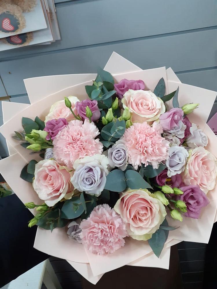 Букет цветов из: Розы, Гвоздики и Лизиантусы в Колобово